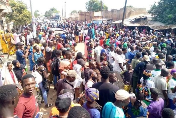 Accueilli en liesse à Kolda et Vélingara: Ousmane Sonko projette son programme Burok dans le Fouladou. Accueilli en liesse à Kolda et Vélingara: Ousmane Sonko projette son programme Burok dans le Fouladou.