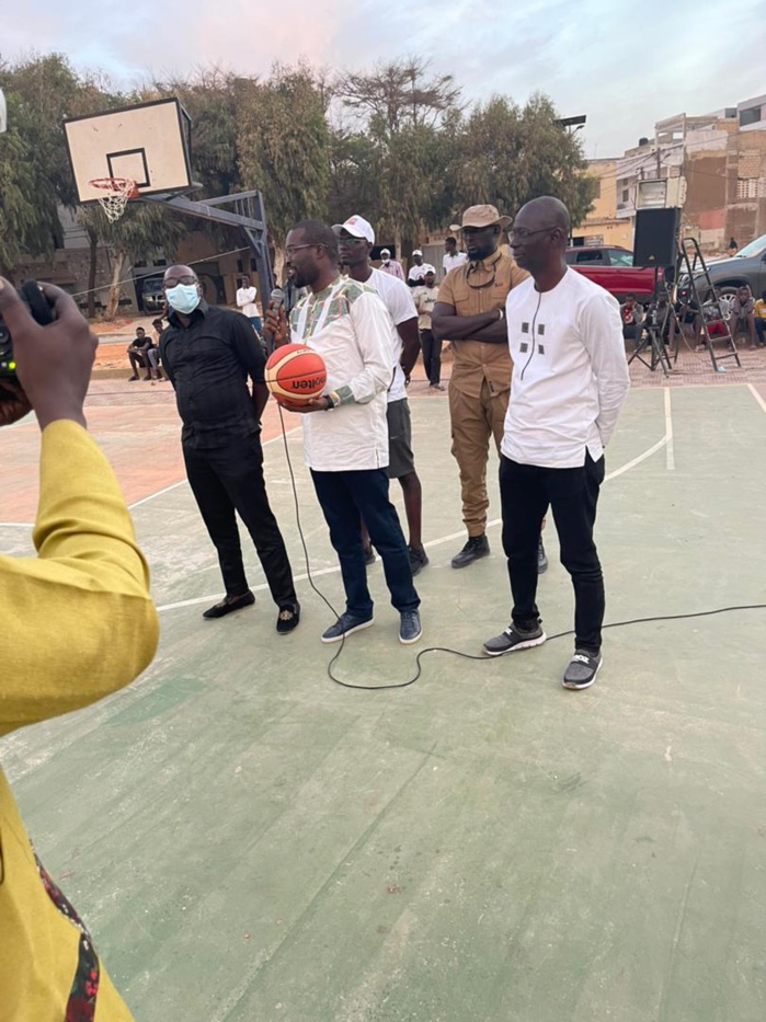 Pape Mahawa Diouf soutient les jeunes basketteurs de la commune de Yoff