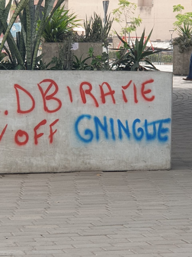 PHOTOS / Avec des affiches et des graffitis: Le Pont de Yoff méconnaissable... 