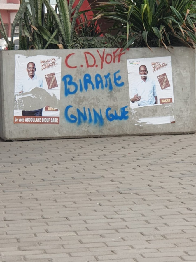 PHOTOS / Avec des affiches et des graffitis: Le Pont de Yoff méconnaissable... 