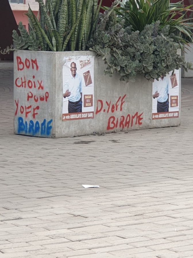 PHOTOS / Avec des affiches et des graffitis: Le Pont de Yoff méconnaissable... 