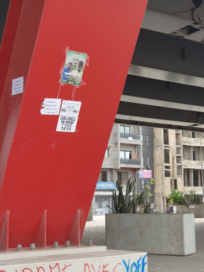PHOTOS / Avec des affiches et des graffitis: Le Pont de Yoff méconnaissable... 