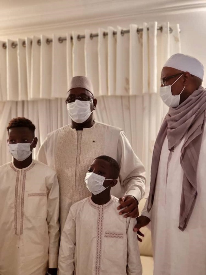 Condoléances : Macky chez la famille de Pape Aly Guèye... Condoléances : Macky chez la famille de Pape Aly Guèye...