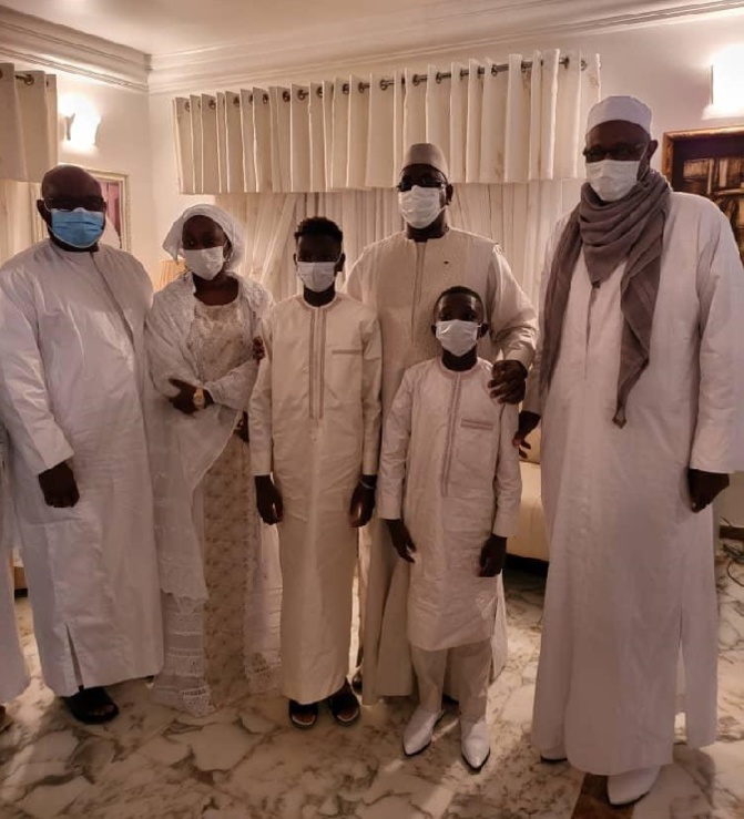 Condoléances : Macky chez la famille de Pape Aly Guèye... Condoléances : Macky chez la famille de Pape Aly Guèye...