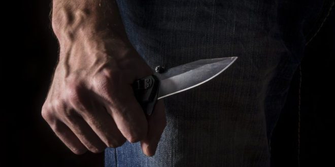 Le marabout menace son colocataire avec un couteau