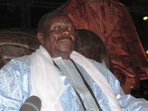 Le chanteur Oumaro perd mystérieusement la voix devant Cheikh Béthio