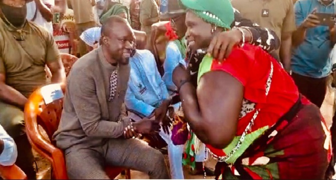 Locales: Dans le Blouf, Ousmane Sonko démasque les candidats du pouvoir qui utilisent son image Locales: Dans le Blouf, Ousmane Sonko démasque les candidats du pouvoir qui utilisent son image