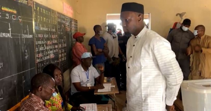 Elections locales à Ziguinchor: Ousmane Sonko dans son bureau de vote (Photos) Elections locales à Ziguinchor: Ousmane Sonko dans son bureau de vote (Photos)