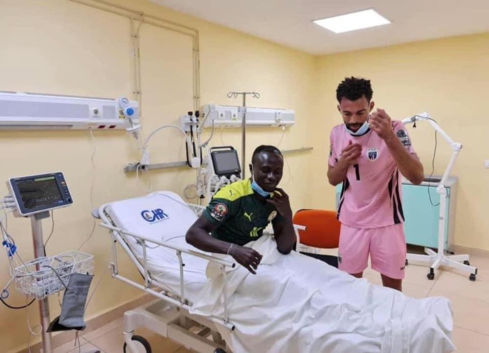 Photo / Après leur choc: Sadio Mané et le gardien de but du Cap-Vert dans une même chambre d’hôpital