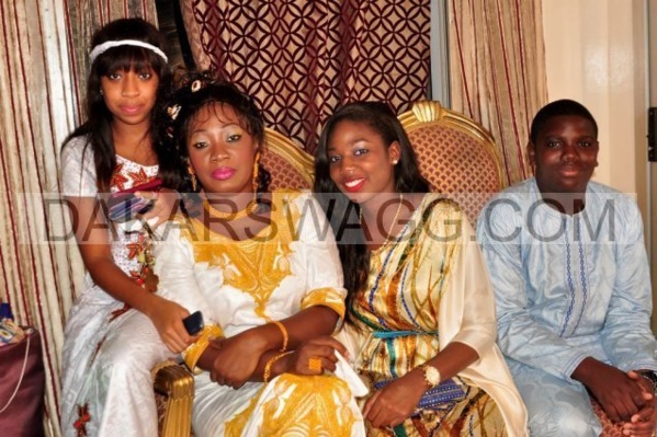 Fatou Kiné Ndour entourée de ses neveux
