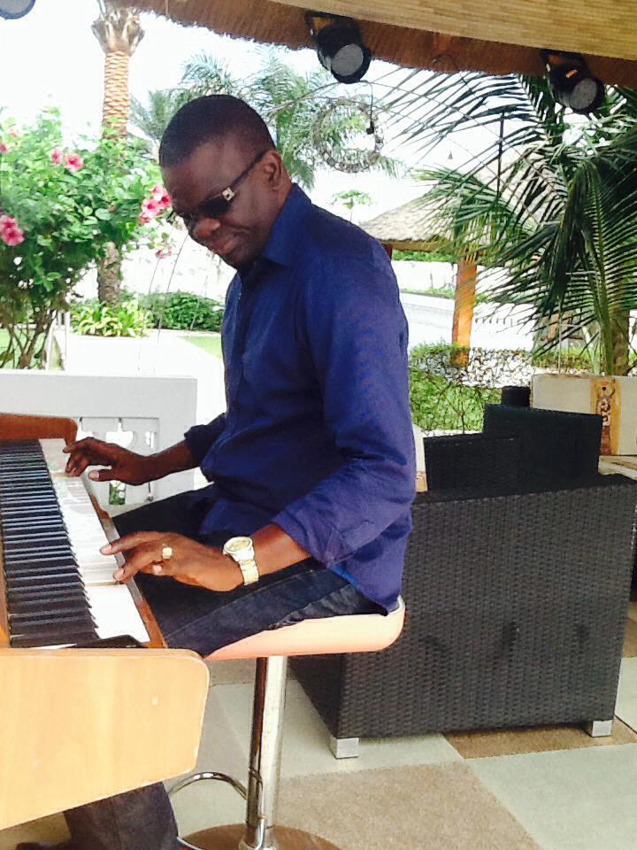 Dj prince de la RTS joue au piano !