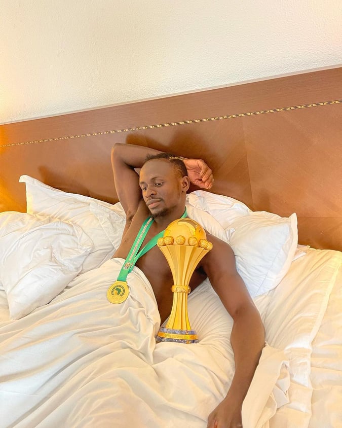 Gana, Cheikhou, Koulibaly et Sadio posent au lit avec la coupe (Photos)
