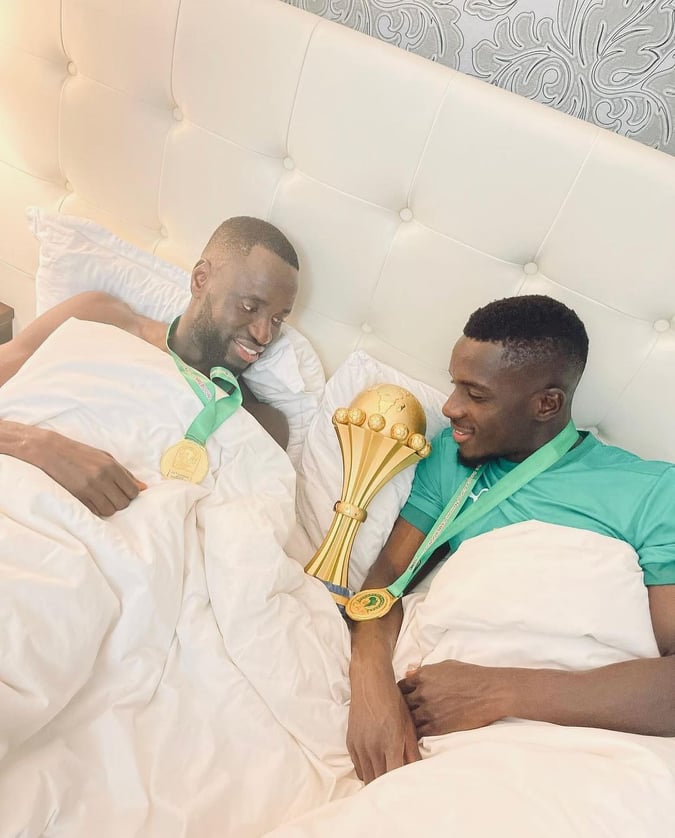 Gana, Cheikhou, Koulibaly et Sadio posent au lit avec la coupe (Photos)