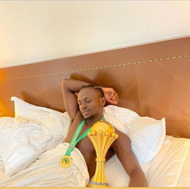 Photos / Après le sacre: Gana, Cheikhou, Koulibaly et Sadio posent au lit avec la coupe