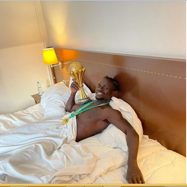 Photos / Après le sacre: Gana, Cheikhou, Koulibaly et Sadio posent au lit avec la coupe