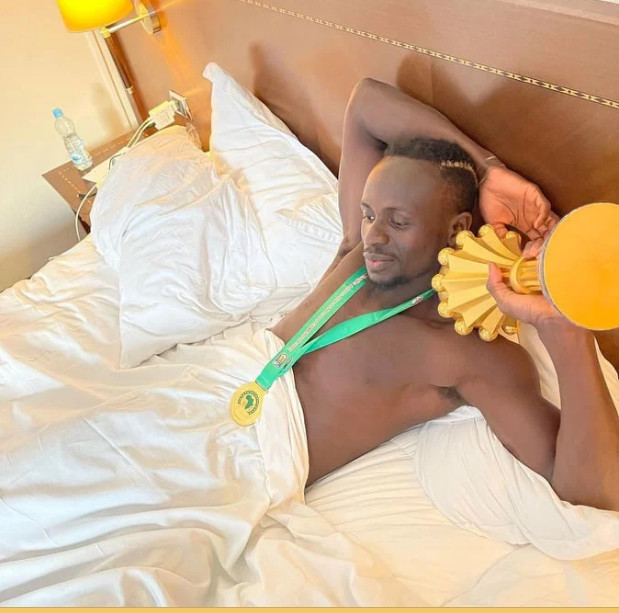 Photos / Après le sacre: Gana, Cheikhou, Koulibaly et Sadio posent au lit avec la coupe