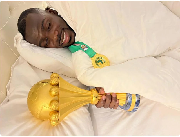 Photos / Après le sacre: Gana, Cheikhou, Koulibaly et Sadio posent au lit avec la coupe