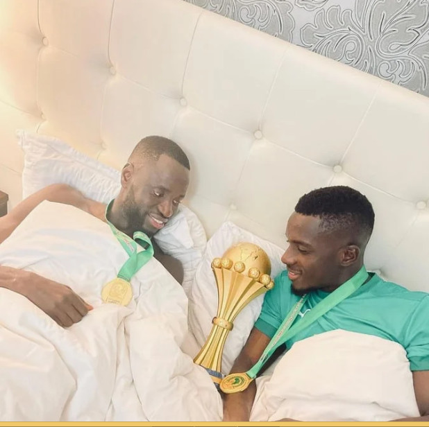 Photos / Après le sacre: Gana, Cheikhou, Koulibaly et Sadio posent au lit avec la coupe