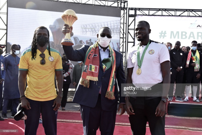 Photos / Remise de la Coupe: Le Président Sall en compagnie de capitaine Koulibaly et du coach Aliou Cissé