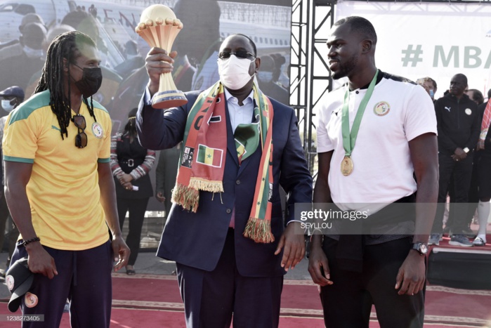 Photos / Remise de la Coupe: Le Président Sall en compagnie de capitaine Koulibaly et du coach Aliou Cissé