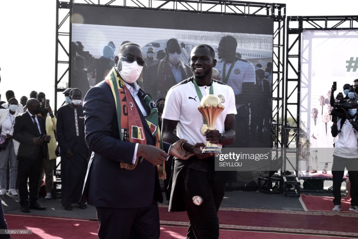 Photos / Remise de la Coupe: Le Président Sall en compagnie de capitaine Koulibaly et du coach Aliou Cissé