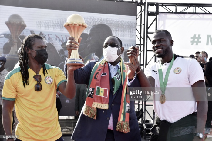 Photos / Remise de la Coupe: Le Président Sall en compagnie de capitaine Koulibaly et du coach Aliou Cissé