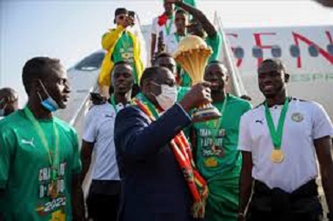L es champions d’Afrique récompensés : la charité présidentielle bien ordonnée commence… par le ministère et les fédéraux ! L es champions d’Afrique récompensés : la charité présidentielle bien ordonnée commence… par le ministère et les fédéraux !