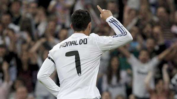 (4) Photos: Cristiano Ronaldo présente son Ballon d’Or à ses coéquipiers du Real Madrid. Regardez