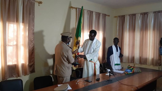 Commune de Ngomgom : Le nouveau Maire Papa Momar Ngom de YAW, beau-fils de Serigne Abdou Karim Fallou, installé par le sous-préfet
