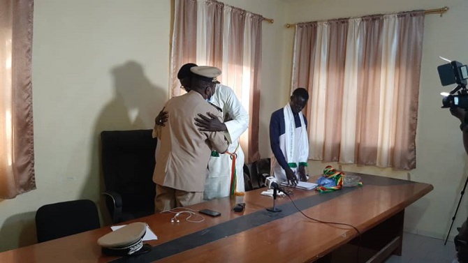 Commune de Ngomgom : Le nouveau Maire Papa Momar Ngom de YAW, beau-fils de Serigne Abdou Karim Fallou, installé par le sous-préfet
