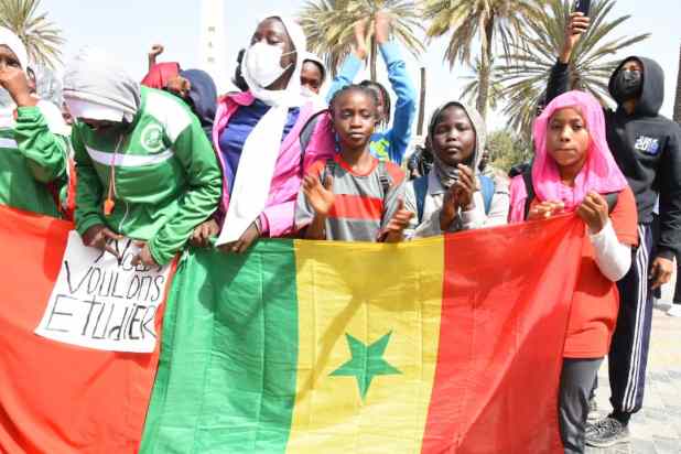 Photos: Les élèves des écoles publiques dans la rue