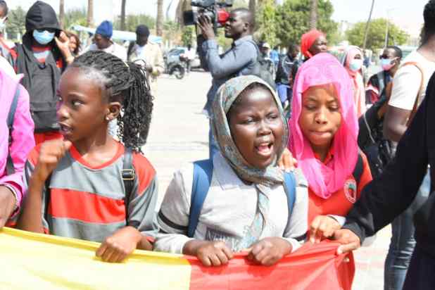Photos: Les élèves des écoles publiques dans la rue