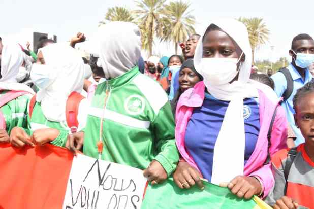 Photos: Les élèves des écoles publiques dans les rues