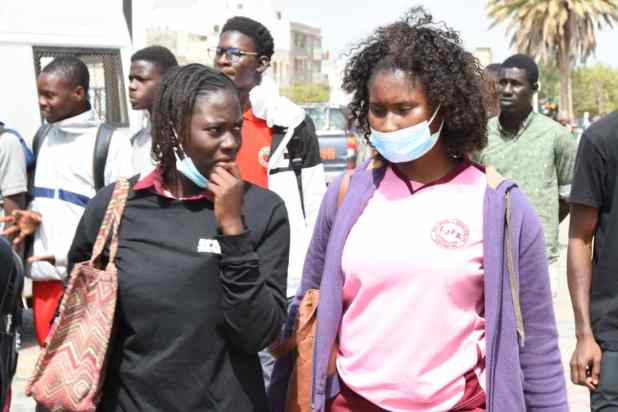 Photos: Les élèves des écoles publiques dans les rues