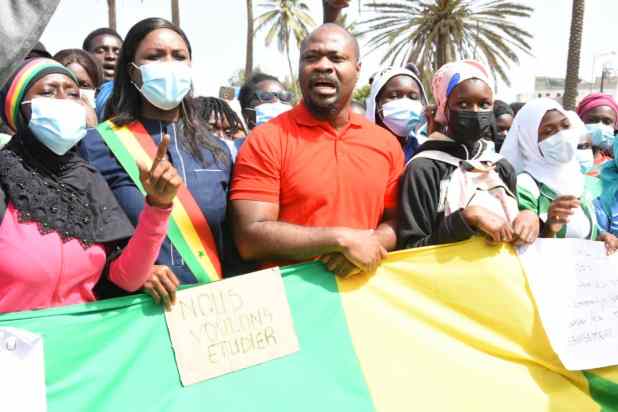 Photos: Les élèves des écoles publiques dans les rues