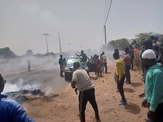 Grosse colère à Gorom 2 : Un camion heurte une femme, son chauffeur se réfugie chez les gendarmes Grosse colère à Gorom 2 : Un camion heurte une femme, son chauffeur se réfugie chez les gendarmes