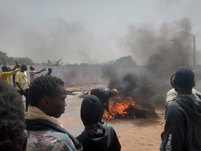Grosse colère à Gorom 2 : Un camion heurte une femme, son chauffeur se réfugie chez les gendarmes Grosse colère à Gorom 2 : Un camion heurte une femme, son chauffeur se réfugie chez les gendarmes