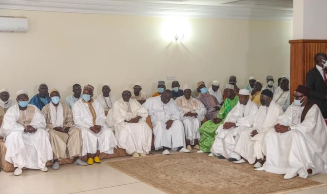 142e édition de l'Appel: Visite de Macky Sall au Khalife des Layénes (Photos) 142e édition de l'Appel: Visite de Macky Sall au Khalife des Layénes (Photos)