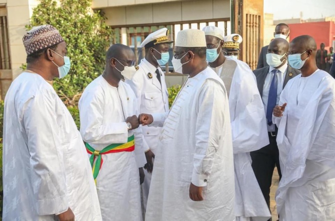 142e édition de l'Appel: Visite de Macky Sall au Khalife des Layénes (Photos) 142e édition de l'Appel: Visite de Macky Sall au Khalife des Layénes (Photos)