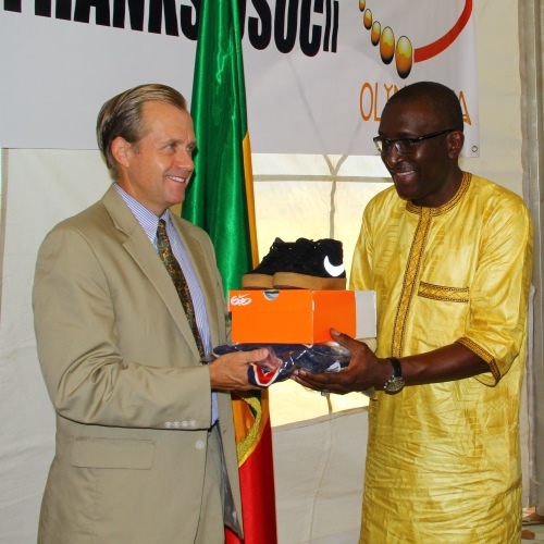 Don du matériel sportif à la fondation OlympAfrica