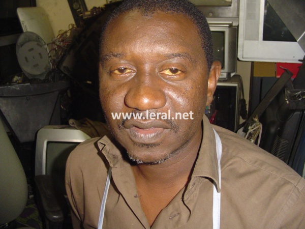 Thierno Fall dit Thié, électronicien réparateur de télé :  « Dès que nous connaîtrons la nouvelle norme choisie par le Sénégal, nous pourrons « modifier » les appareils analogiques en numérique… »
