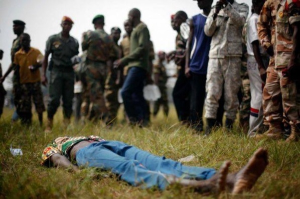 [PHOTOS] Bangui : des soldats lynchent un ex-rebelle présumé (âmes sensibles s'abstenir)