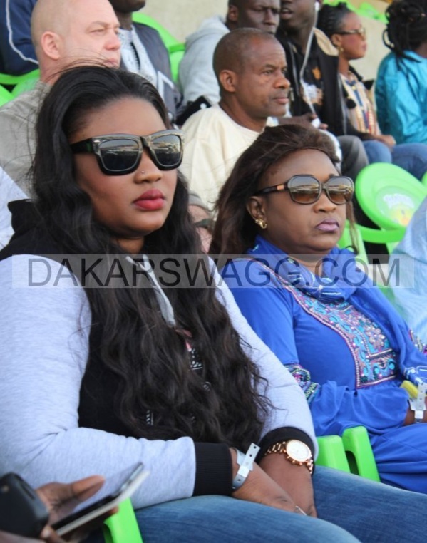 Thiané, la fille de Mbaye Diéye faye et sa maman au stade