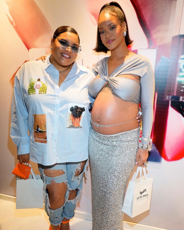 Rihanna, enceinte : ventre couvert et jambes à l'air, la future maman surprend