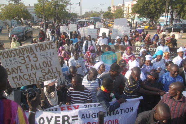 Photos - Manifestation en faveur de la baisse des loyers : Une poignée d’apéristes pour remercier Macky Sall