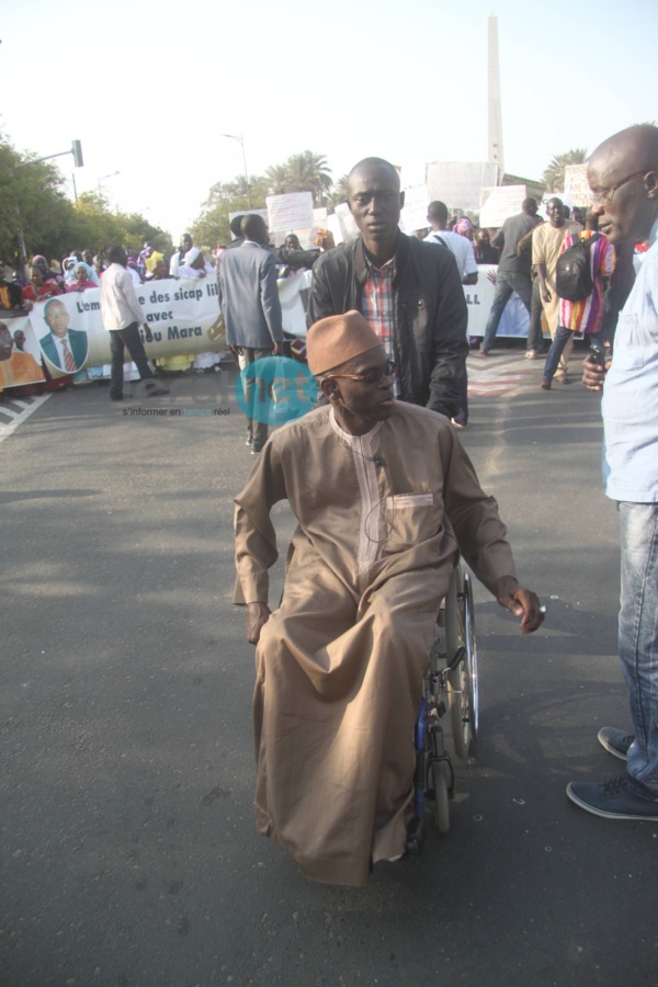 Photos - Manifestation en faveur de la baisse des loyers : Une poignée d’apéristes pour remercier Macky Sall