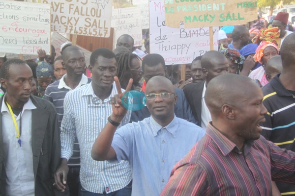 Photos - Manifestation en faveur de la baisse des loyers : Une poignée d’apéristes pour remercier Macky Sall