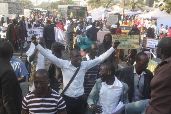 Photos - Manifestation en faveur de la baisse des loyers : Une poignée d’apéristes pour remercier Macky Sall