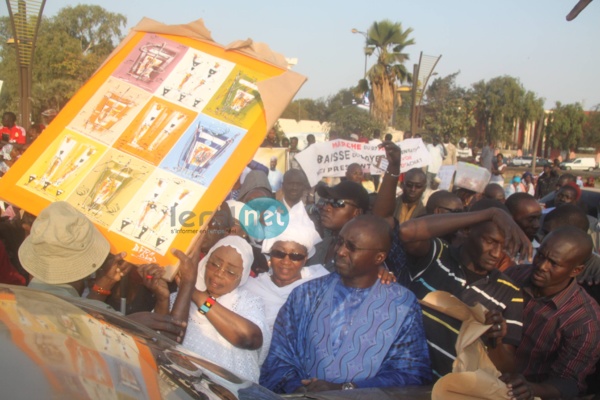 Photos - Manifestation en faveur de la baisse des loyers : Une poignée d’apéristes pour remercier Macky Sall
