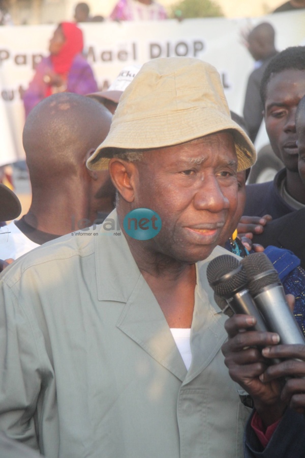 Photos - Manifestation en faveur de la baisse des loyers : Une poignée d’apéristes pour remercier Macky Sall